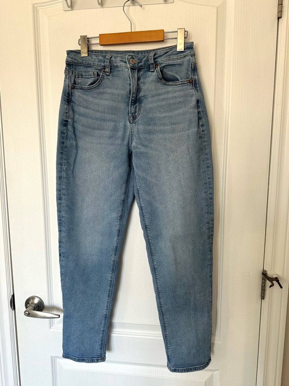 American Eagle Mom Jeans Light Wash High Waisted Slim Tapered Denim 90s Style 4